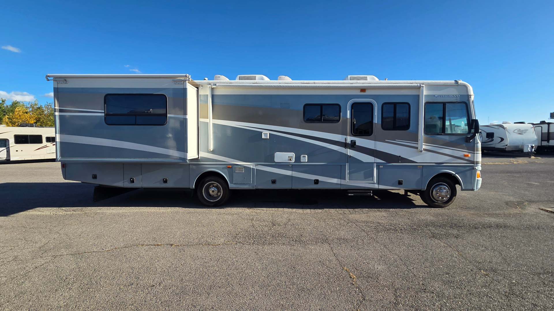 2005 Fleetwood Bounder 35E — driver side profile