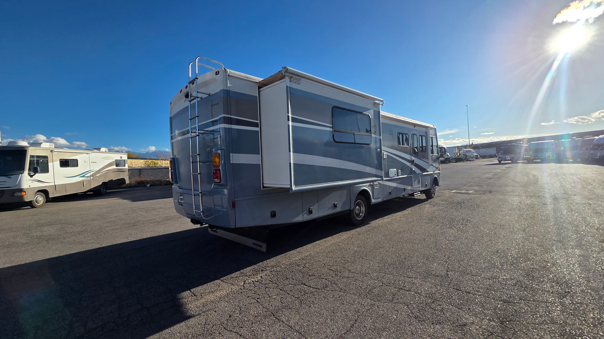 2005 Fleetwood Bounder 35E — rear passenger three-quarter view