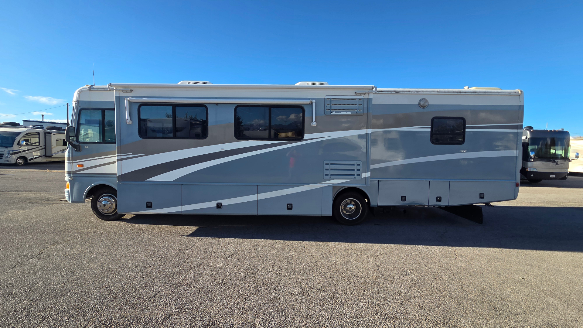 2005 Fleetwood Bounder 35E — driver side full profile